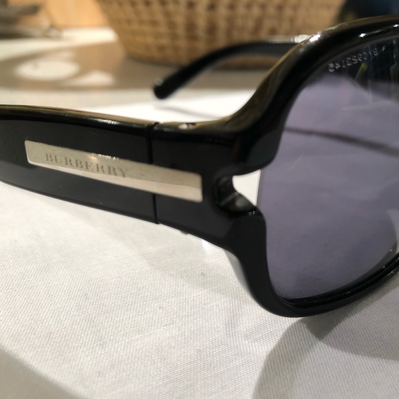 Black round designer Burberry sunglasses. - Picture 2 of 4